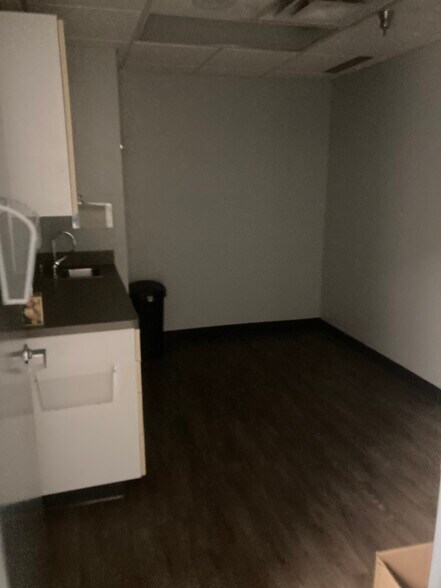 More Photos Of 3510 Clinton Pl, Lawrence Medical For Lease