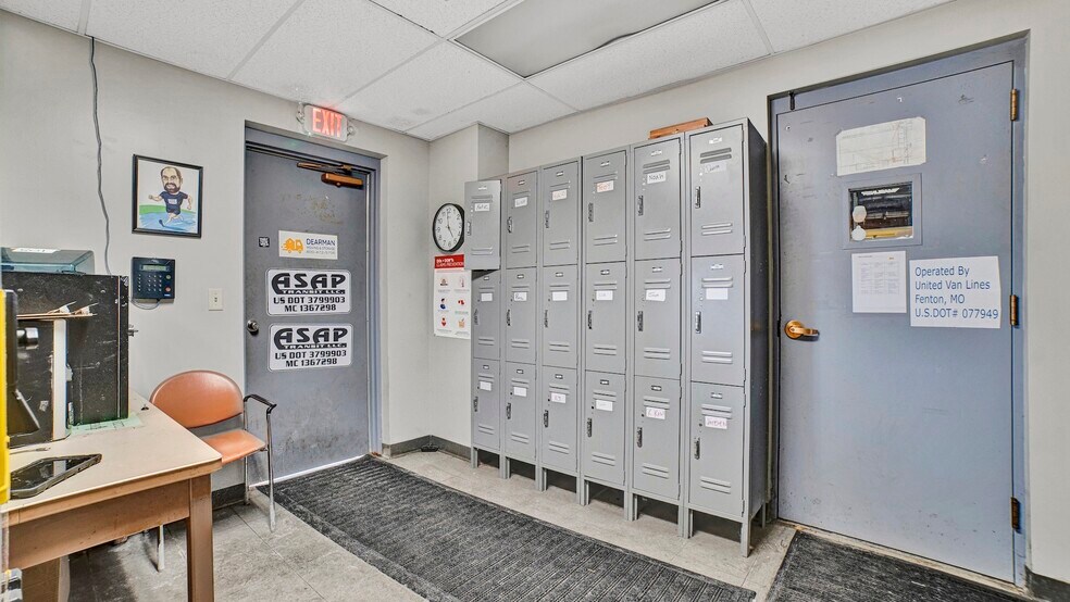 More Photos Of 961 N Main St, Mansfield Warehouse For Lease