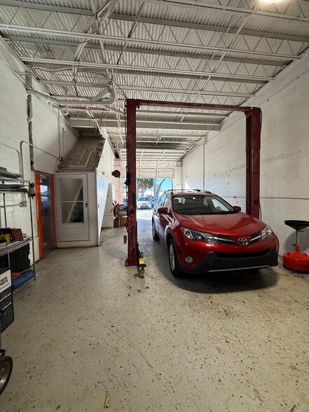 More Photos Of 5671 McIntosh Rd, Sarasota Service For Sale