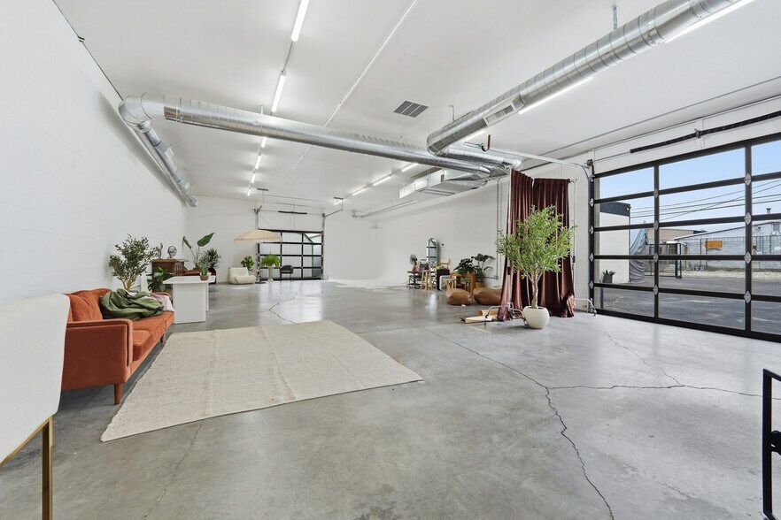 More Photos Of 104-108 W 31st St, Garden City Light Manufacturing For Sale