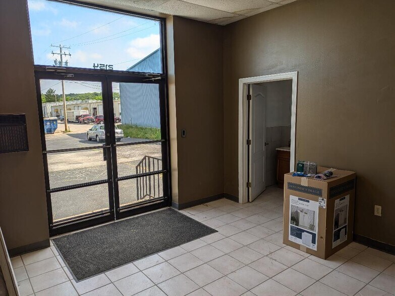 More Photos Of 2154 N Fox Hollow Dr, Nixa Warehouse For Lease
