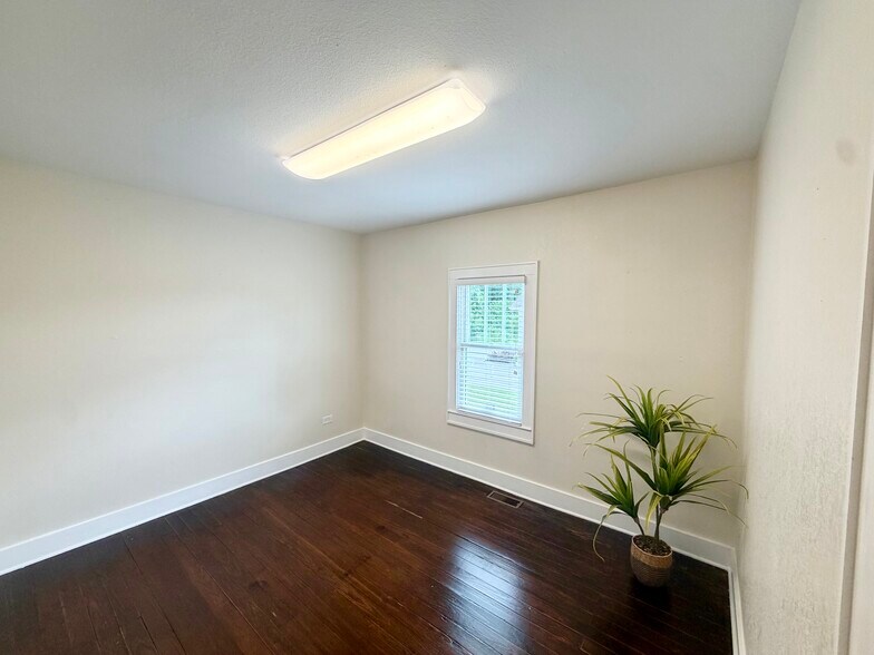 More Photos Of 904 W Lamar Alexander Pky, Maryville Office For Lease