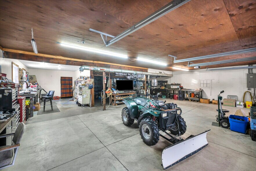 More Photos Of 4085 Herner County Line Rd, Southington Showroom For Sale