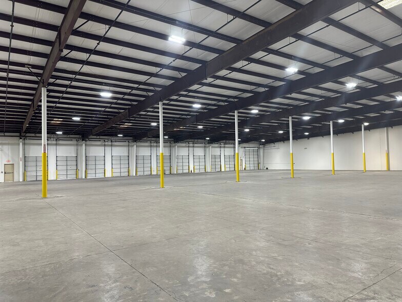 More Photos Of 8408 Amparan Rd, Laredo Warehouse For Lease