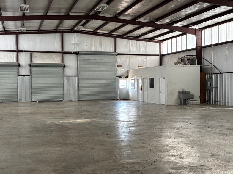 More Photos Of 307 Walker Cir, Richland Warehouse For Lease