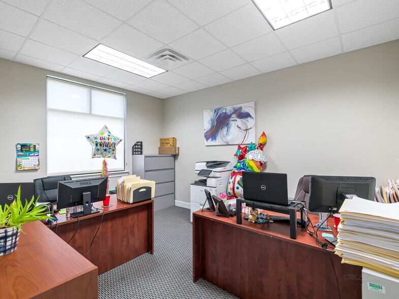 More Photos Of 633 E Fernhurst Dr, Katy Medical For Sale