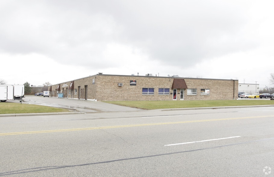 More Photos Of 888 Tower Rd, Mundelein Warehouse For Lease