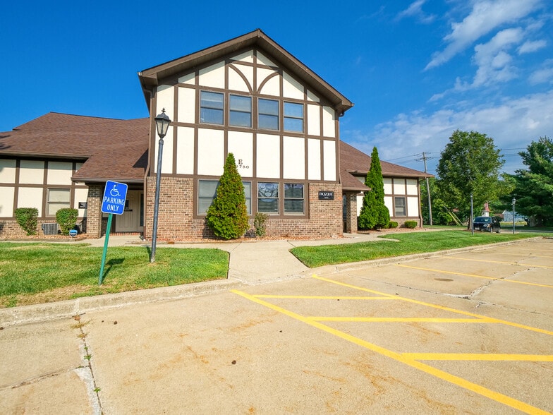 More Photos Of 10850 Pearl Rd, Strongsville Office For Sale