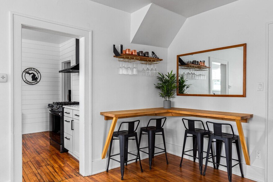 More Photos Of 710 W Ludington Ave, Ludington Hotel For Sale