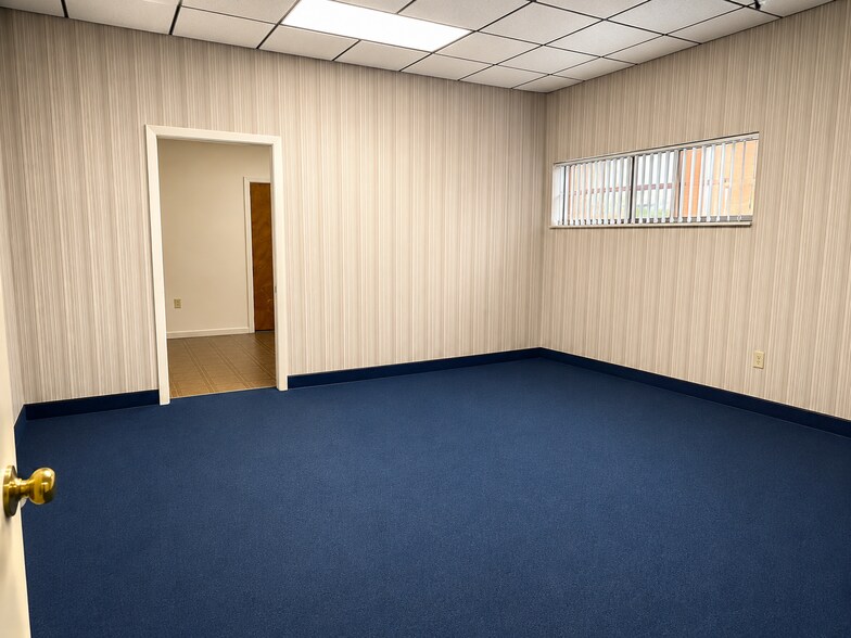 More Photos Of 400 Webster St, Leesburg Office For Lease