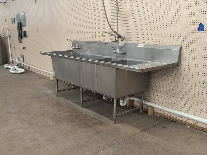 More Photos Of 1430 E Springhill Dr, Terre Haute General Retail For Lease