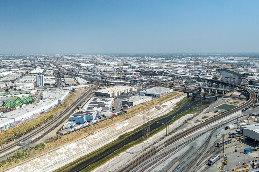 More Photos Of 1601 Perrino Pl, Los Angeles Manufacturing For Lease