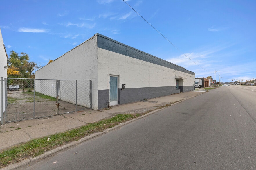 More Photos Of 1056-1060 Southfield Rd, Lincoln Park Freestanding For Lease
