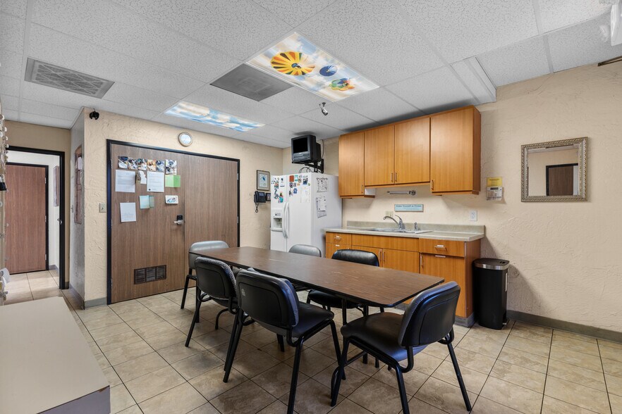 More Photos Of 26055 Bouquet Canyon Rd, Santa Clarita Veterinarian Kennel For Sale