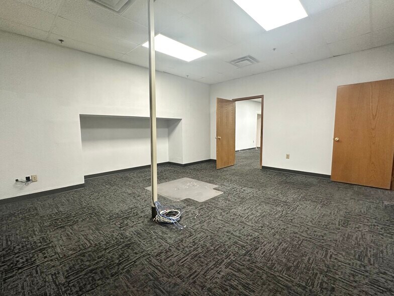 More Photos Of 5571 N Main St, Joplin Showroom For Sale