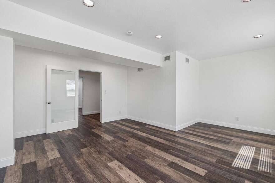 More Photos Of 6536 Lincoln Way N, Saint Petersburg Office For Lease