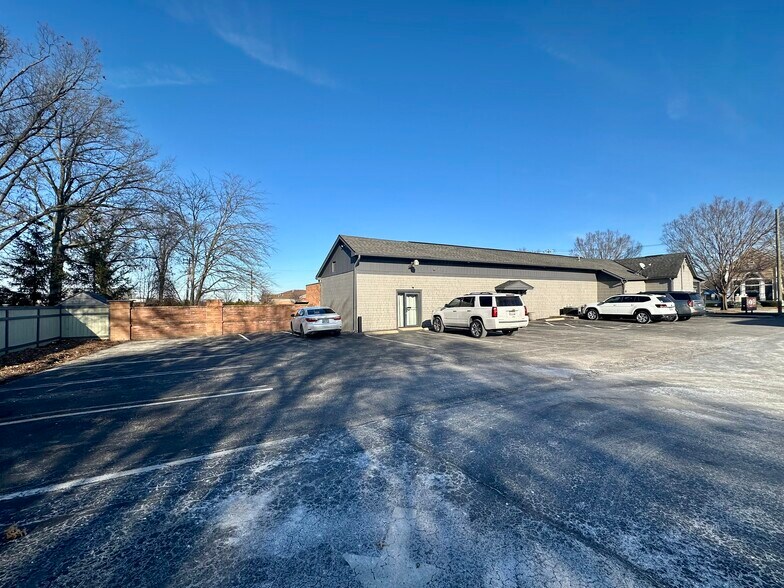 More Photos Of 9823 Montgomery Rd, Cincinnati Freestanding For Lease