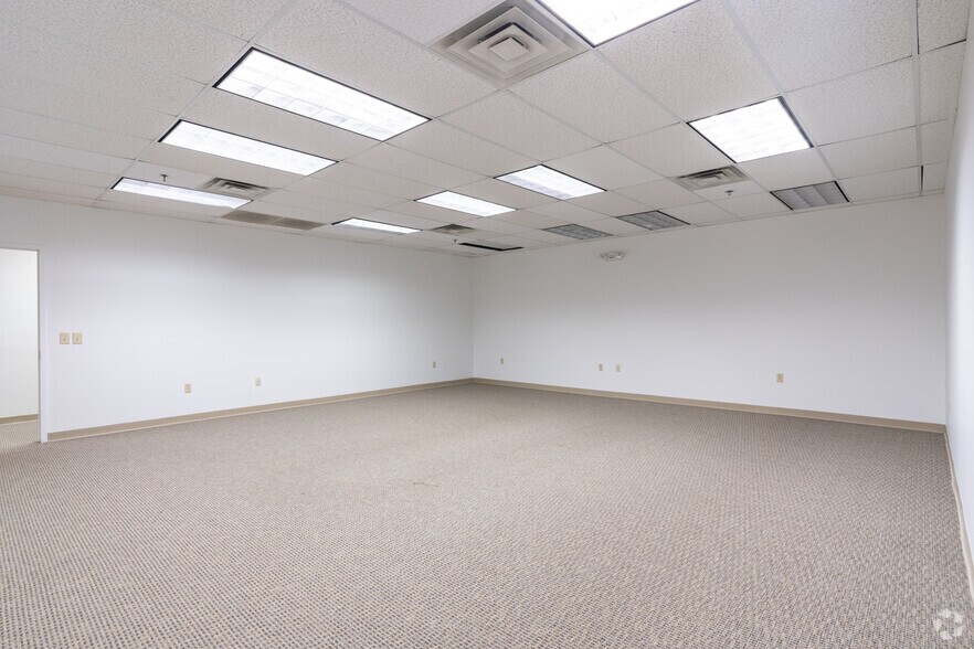 More Photos Of 300 Horizon Dr, Hamilton Light Distribution For Lease