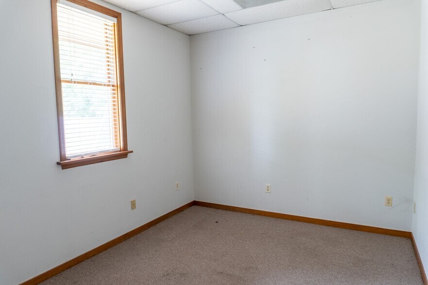 More Photos Of 4794 Finlay St, Richmond Office For Sale