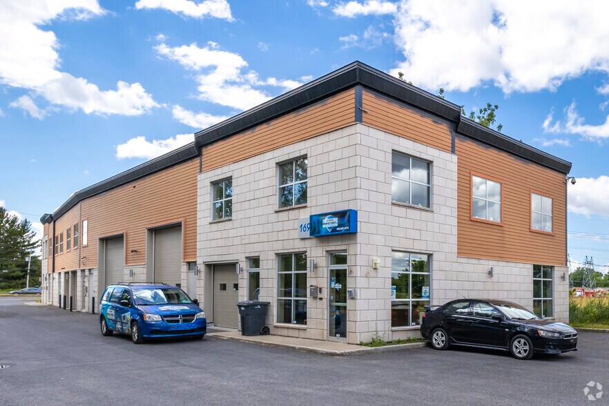 More Photos Of 1691 Boul De Périgny, Chambly Showroom For Lease