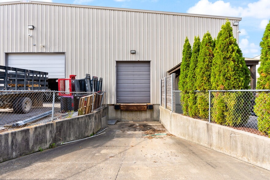 More Photos Of 3312 Gilmore Industrial Blvd, Louisville Warehouse For Lease