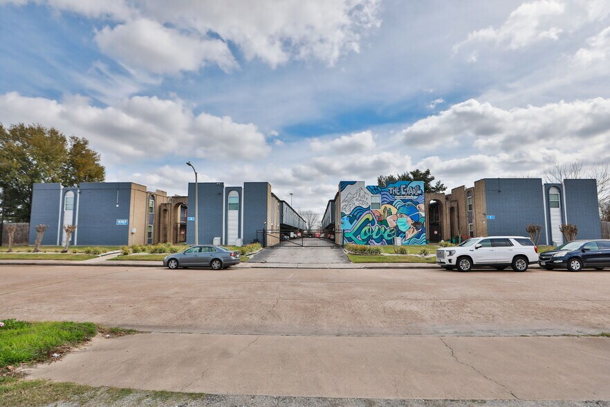 Primary Photo Of 9707 Timberside Dr, Houston Apartments For Sale