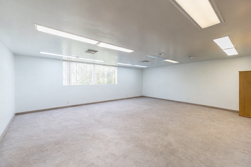 More Photos Of 20608 Earl St, Torrance Warehouse For Lease