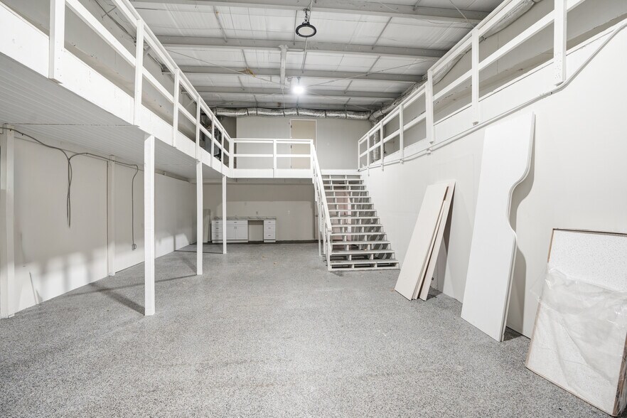 More Photos Of 1925 12th St, Sarasota Light Manufacturing For Lease