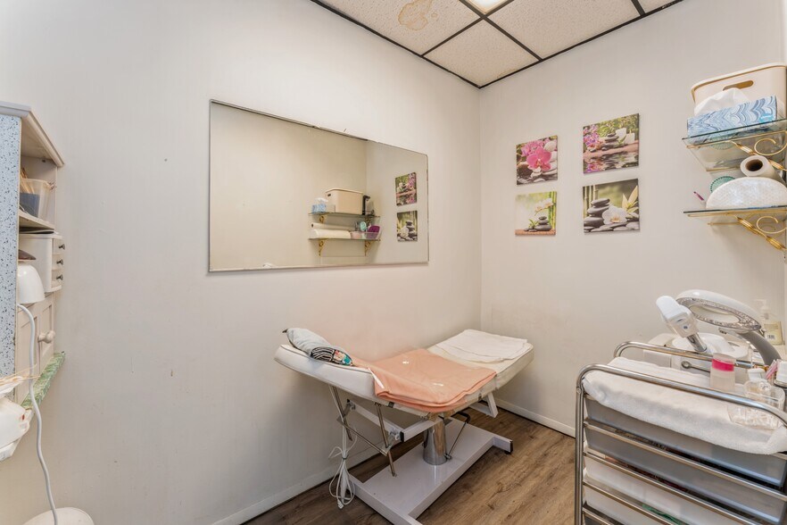 More Photos Of 917 Hempstead Tpke, Franklin Square Storefront For Sale