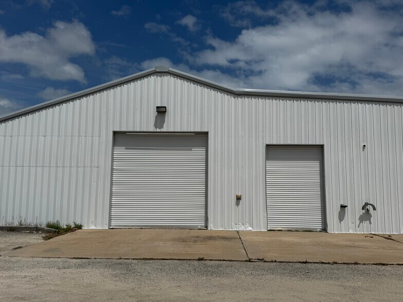 Primary Photo Of 926 Old Dixie Hwy, Vero Beach Freestanding For Lease