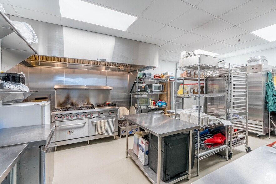 More Photos Of 1015-1025 Currie Ave, Minneapolis General Retail For Lease