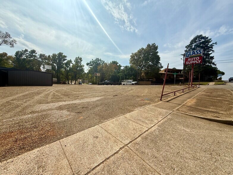 More Photos Of 1622 W Front St, Tyler Industrial For Sale