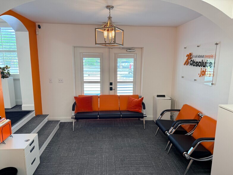 More Photos Of 310 Doris Dr, Lakeland Office For Lease