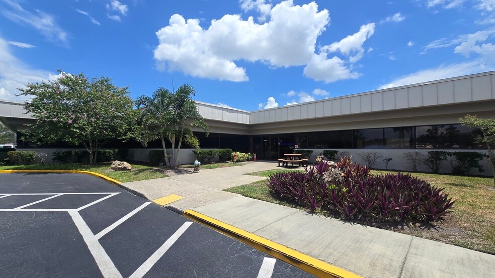 More Photos Of 13075 US Highway 19 N, Clearwater Flex For Lease