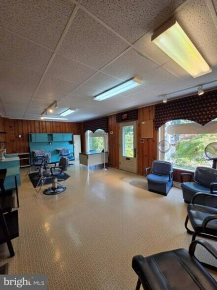More Photos Of 2132 Noble St, West Lawn Flex For Lease