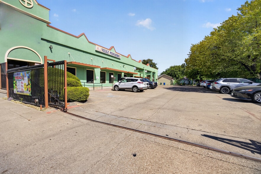 Primary Photo Of 817 W Jefferson Blvd, Dallas Flex For Sale