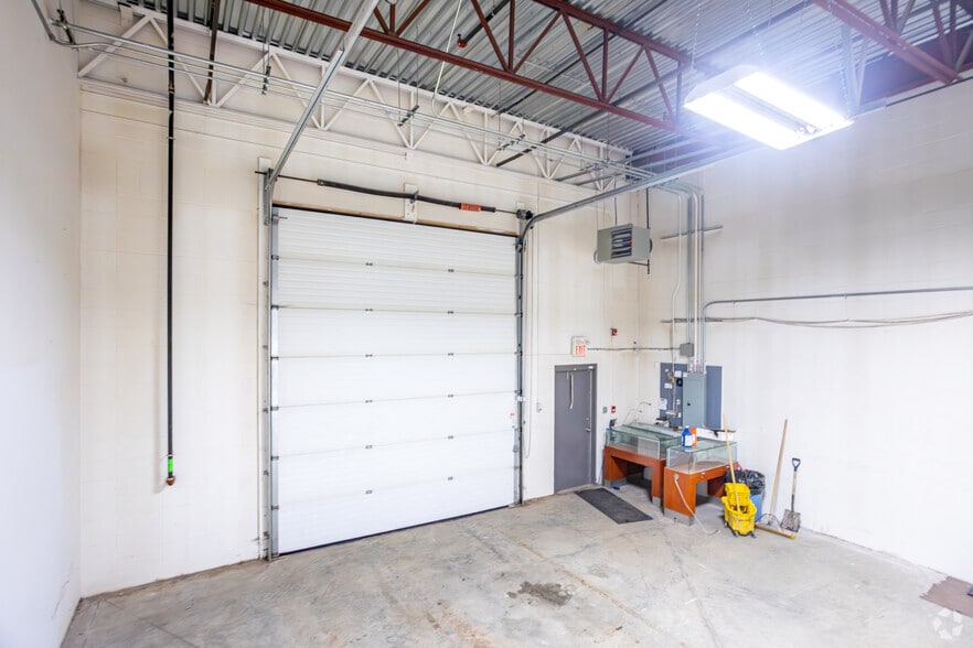 More Photos Of 10008-10022 167 St NW, Edmonton Showroom For Sale