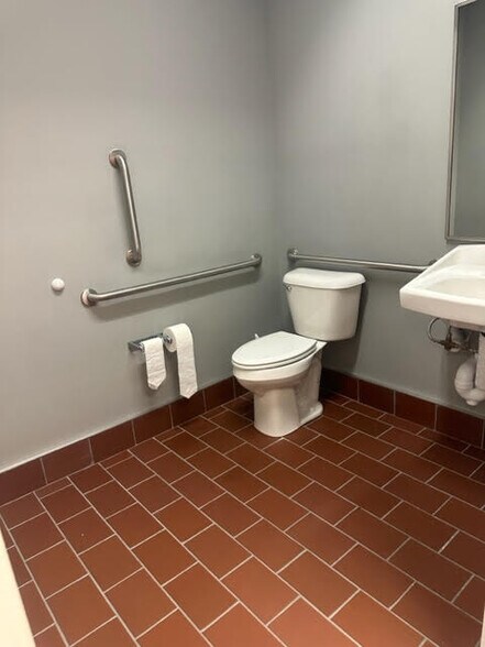 More Photos Of 7357 E Kemper Rd, Cincinnati Office For Sale