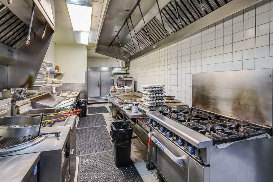 More Photos Of 2604 Custer St, Manitowoc General Retail For Sale