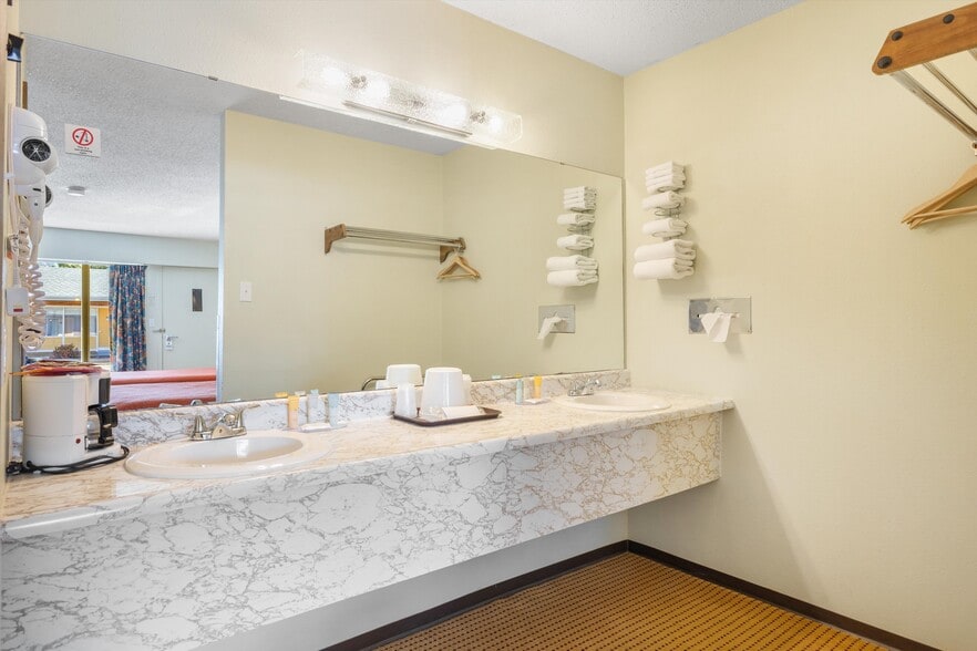 More Photos Of 1354 S 2nd St, Raton Hotel For Sale