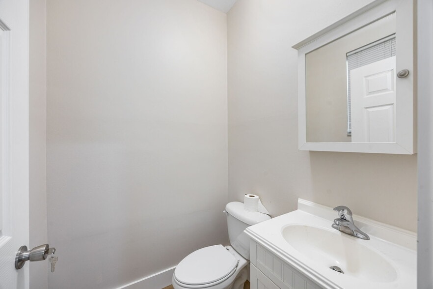 More Photos Of 871 106th Ave N, Naples Medical For Sale