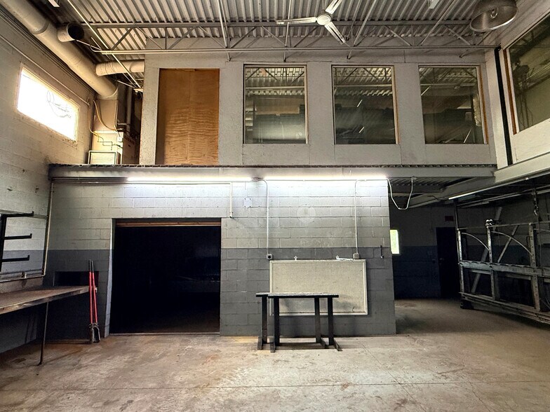 More Photos Of 117 Park Rd, Lexington Showroom For Sale