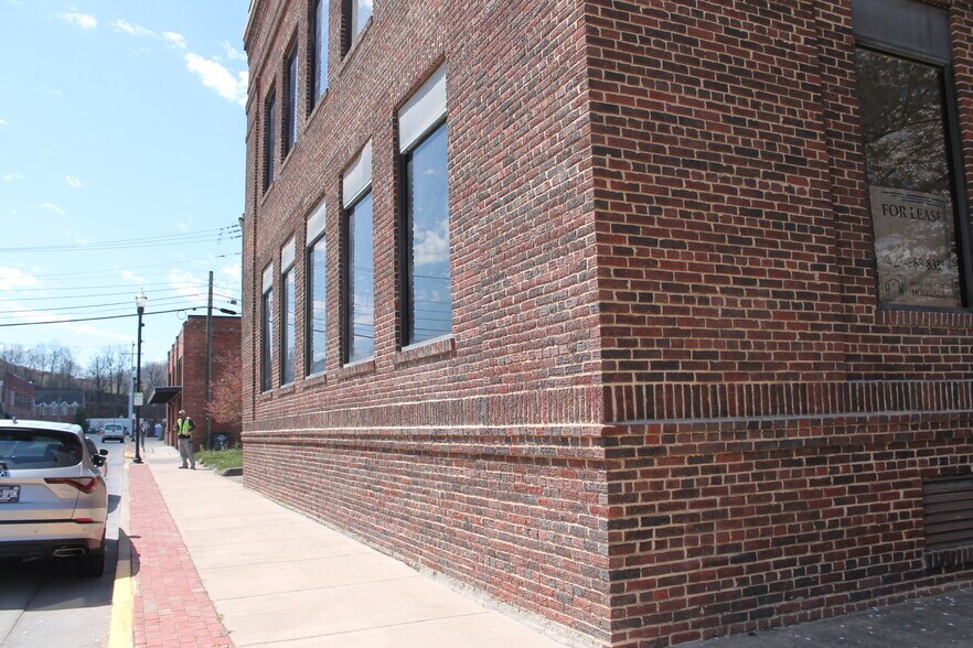 More Photos Of 201 W Market St, Kingsport Office For Sale