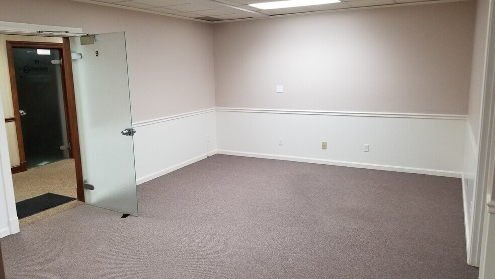 More Photos Of 2701-2709 Washington ave, Evansville Office For Sale