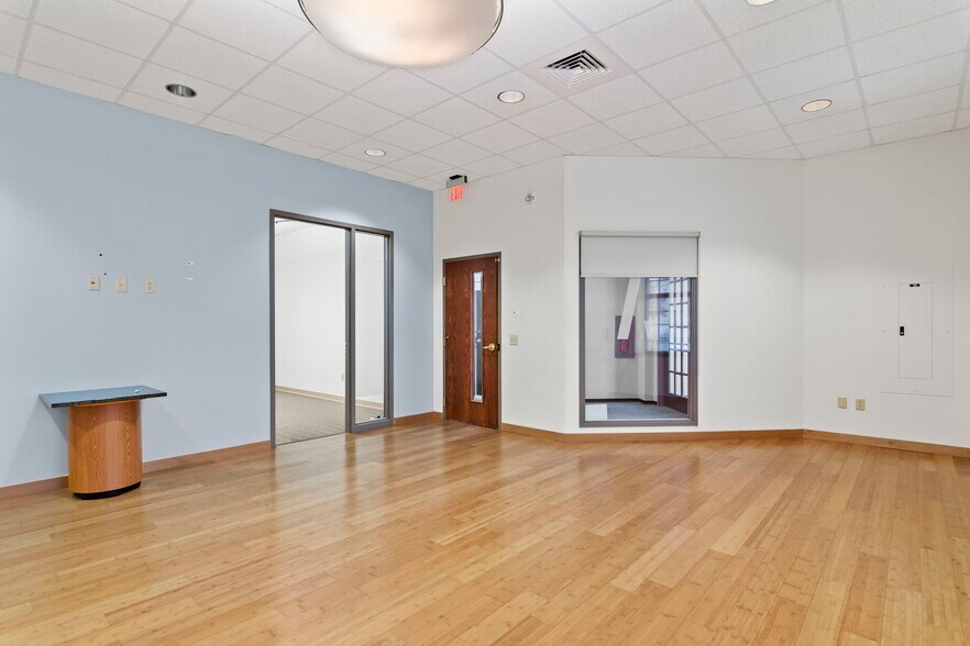 More Photos Of 15 SW Old State Capitol Plz, Springfield Office For Lease