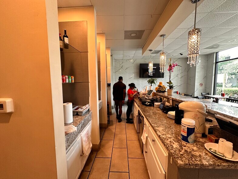 More Photos Of River Oaks Restaurant / Cafe, Houston Restaurant For Lease