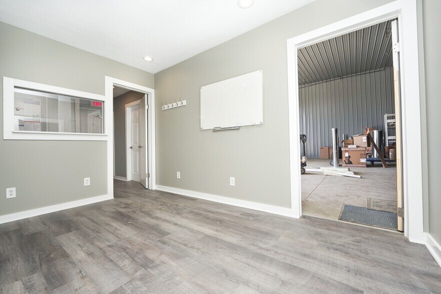 More Photos Of 11415 Chamberlain Rd, Aurora Service For Sale