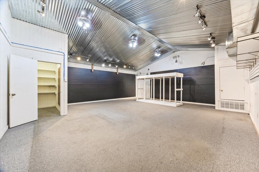 More Photos Of 918 10th St, Floresville Land For Lease