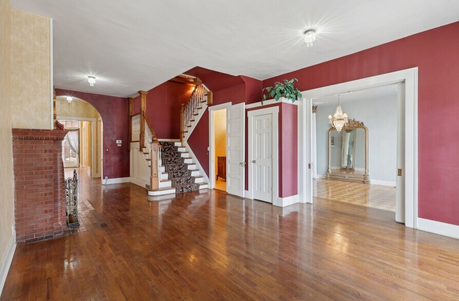 More Photos Of 118 S Walnut St, Troy Showroom For Sale