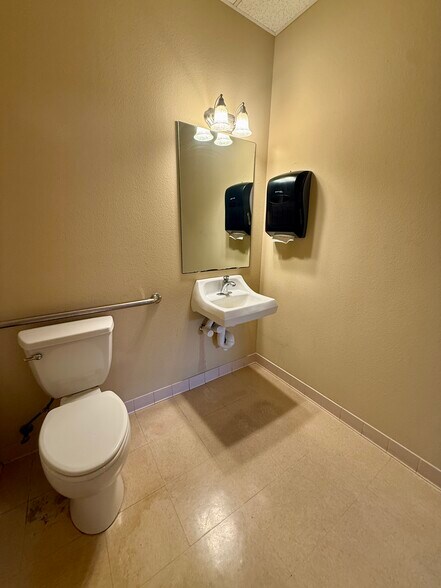 More Photos Of 641 S Broadway Ave, Tyler Unknown For Lease